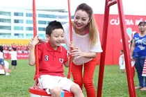 Jennifer Phạm và con trai xuyệt tông dạo phố cuối tuần