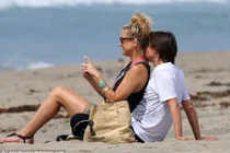 Kate Hudson và hôn thê tình tứ trên biển