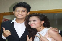 “Người yêu tin đồn” đến cổ vũ Hoàng Thùy Linh làm show