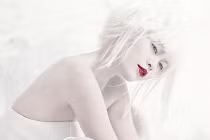 Mâu Thủy đẹp ma mị với hóa thân nữ hoàng tuyết trắng