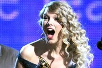 Chộp khoảnh khắc hài hước của Taylor Swift
