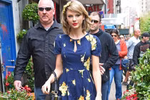 Taylor Swift tươi tắn với xì tai công chúa