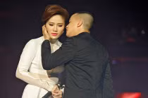 Cao Thái Sơn “hôn trộm” Bao Thy trong lần đầu hát chung