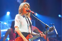 Taylor Swift là nghệ sỹ kiếm tiền giỏi nhất