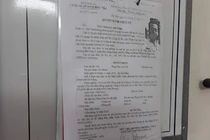 Quyết định truy nã Vũ Nhôm được dán ở trụ sở công an phường