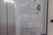 Quyết định truy nã Vũ Nhôm được dán ở trụ sở công an phường