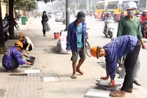 Ảnh: Hà Nội "vá" đá vỉa hè siêu bền mới dùng 4 tháng đã hỏng