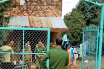 Cho rằng bị…nhìn đểu, xách súng bắn hàng xóm