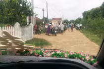 Chặn xe đám cưới đòi tiền làm đường, trưởng thôn nói gì?