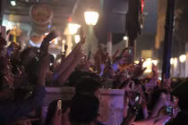 Người Hà Nội hô to "Welcome to Việt Nam" chào đón Tổng thống Donald Trump