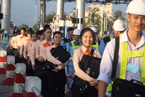 Nụ cười nhân viên BOT Cai Lậy giữa không khí căng thẳng