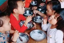 Đình chỉ hiệu trưởng trường mầm non cho trẻ ăn miến luộc