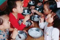 Đình chỉ hiệu trưởng trường mầm non cho trẻ ăn miến luộc