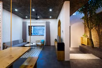 Ba bề bị bịt kín, ngôi nhà 49m2 vẫn tràn ngập ánh sáng