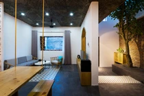 Ba bề bị bịt kín, ngôi nhà 49m2 vẫn tràn ngập ánh sáng