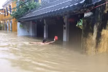 Hội An nước ngập tới nóc, du khách cuống cuồng chạy lũ