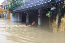 Hội An nước ngập tới nóc, du khách cuống cuồng chạy lũ