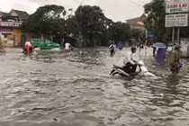 Áp thấp nhiệt đới càn quét, miền Trung chìm trong biển nước