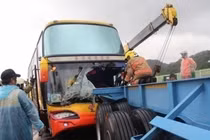 Ô tô chở 26 du khách Việt Nam tông phải container ở Đài Loan