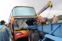 Ô tô chở 26 du khách Việt Nam tông phải container ở Đài Loan