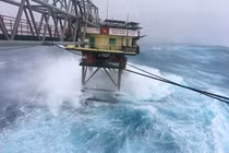 Bão số 16 giảm cấp, có khả năng không đi vào đất liền