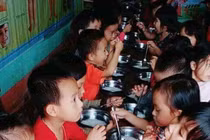 Phát hiện mới, sốc vụ trường mầm non cho trẻ ăn miến luộc