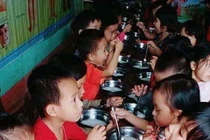 Phát hiện mới, sốc vụ trường mầm non cho trẻ ăn miến luộc