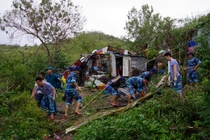 Ảnh: Xúc động chiến sĩ hải quân giúp dân sau mưa bão