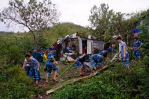 Ảnh: Xúc động chiến sĩ hải quân giúp dân sau mưa bão