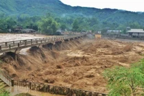 Rợn người cảnh dòng nước lũ càn quét các tỉnh Bắc Bộ