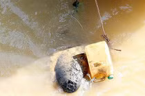 Cận cảnh các chiến sĩ trục vớt bom dưới chân cầu Long Biên