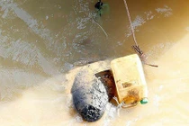 Cận cảnh các chiến sĩ trục vớt bom dưới chân cầu Long Biên