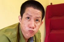 Bị tòa tuyên án tù giam, kẻ giết người đập đầu vào vành móng ngựa