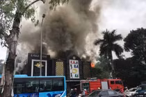 Đang cháy dữ dội quán Karaoke ở Linh Đàm