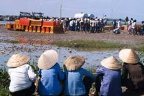 Những người phụ nữ kiên cường chờ chồng sau siêu bão Linda