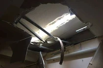 Hai thanh sắt rơi thủng mái nhà, gia chủ suýt mất mạng