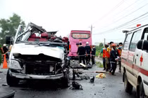 Phó Thủ tướng chỉ đạo làm rõ vụ TNGT 2 xe khách tông nhau