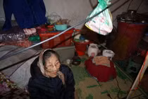 Rơi nước mắt phận người già dưới chân cầu Long Biên trong giá rét