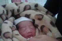 Bàng hoàng phát hiện bé gái nguyên dây rốn trong sân nhà