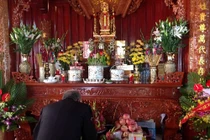 Đặt bát hương bằng đồng hay bằng sứ trên bàn thờ thì tốt hơn?