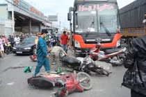 Hiện trường hãi hùng xe điên tông hàng loạt xe máy ở TPHCM