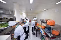 Soi bếp ăn phục vụ 3.000 phóng viên tác nghiệp APEC