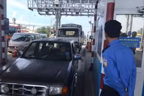 Không dùng tiền lẻ, tài xế trả tiền 500.000 qua BOT Cai Lậy