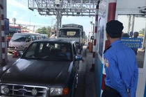 Không dùng tiền lẻ, tài xế trả tiền 500.000 qua BOT Cai Lậy