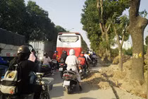 Đường Phạm Văn Đồng ùn tắc sau tai nạn xe đầu kéo cán chết người