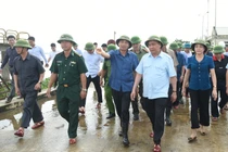 Thủ tướng hủy mọi cuộc họp để thị sát việc ứng phó lũ lụt