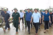 Thủ tướng hủy mọi cuộc họp để thị sát việc ứng phó lũ lụt