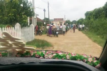Chặn xe đám cưới đòi tiền làm đường, trưởng thôn nói gì?