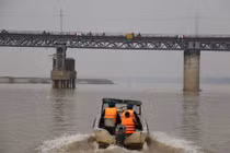 Đang cấm tàu bé để tháo gỡ bom dưới chân cầu Long Biên