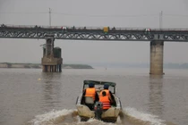 Đang cấm tàu bé để tháo gỡ bom dưới chân cầu Long Biên